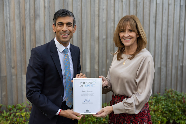 Laura Ashurst receiving her award from PM Rishi Sunak