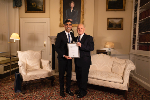 Arek Hersh MBE receiving his Points of Light award from PM Rishi Sunak